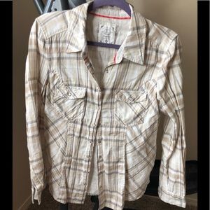 Snap front long sleeve shirt.